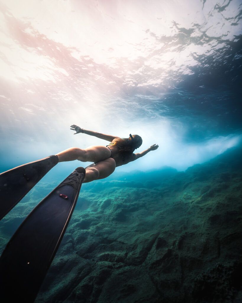 mujer realizando apnea y manteniendo la respiracion