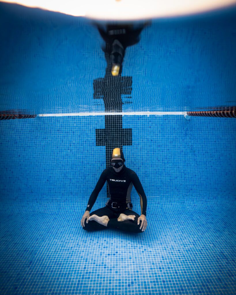 persona entrenando para apnea en piscina