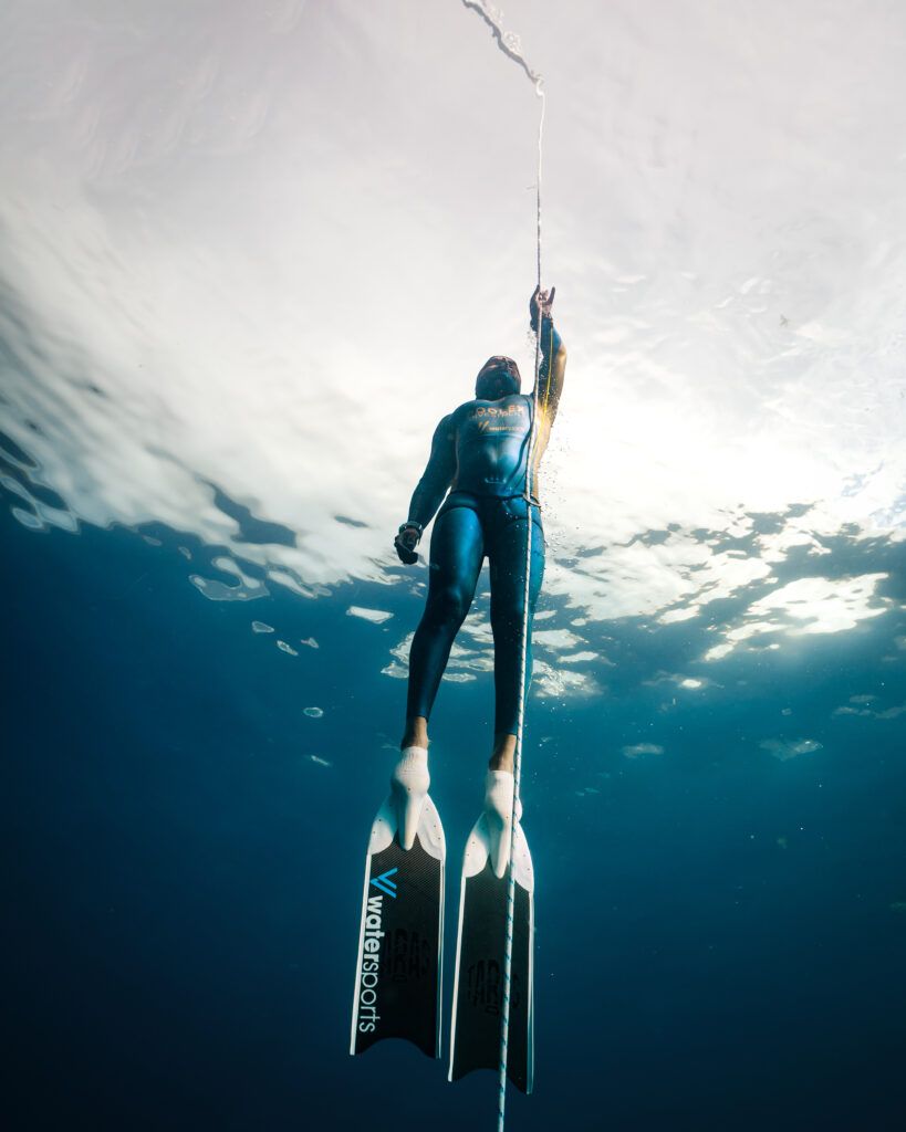 hombre con aletas realizando apnea en tenerife