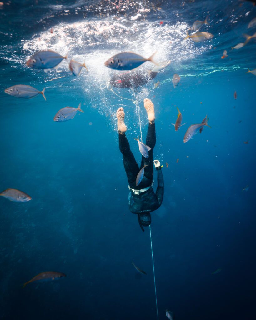 hombre bajando en apnea