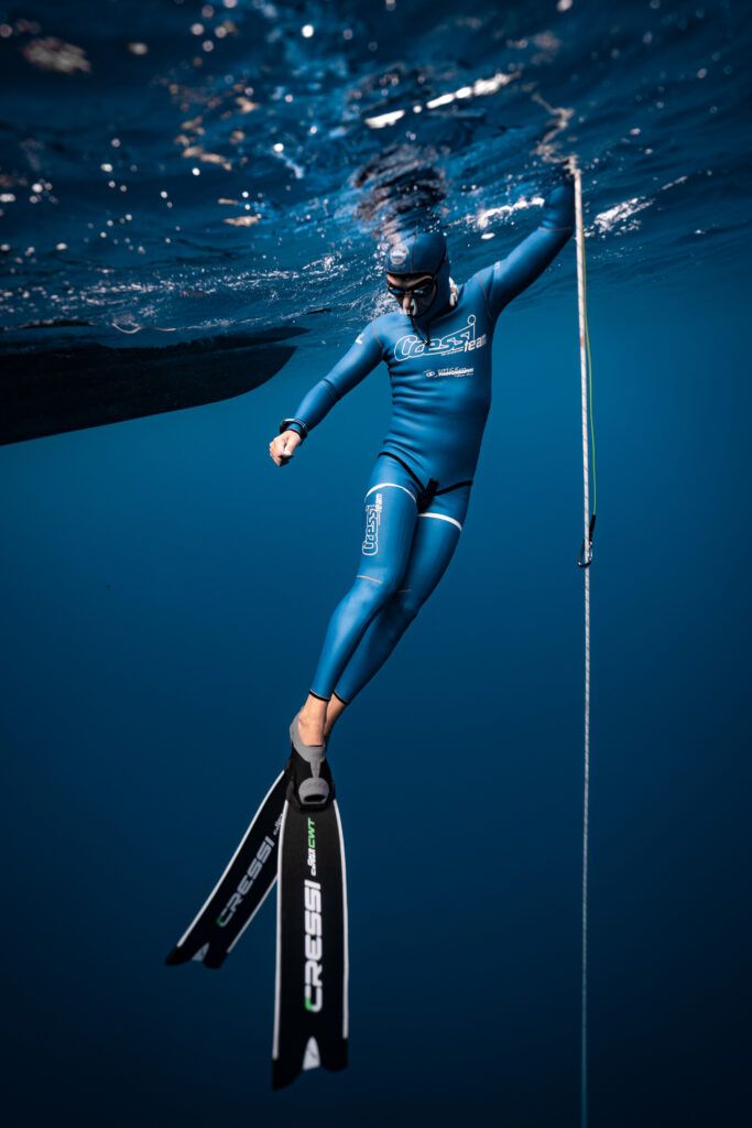 hombre realizando apnea en tenerife con aletas y mascara de buceo