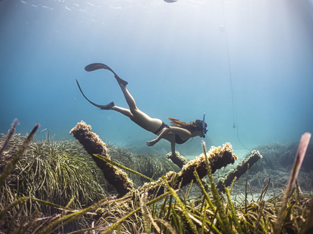 apnea bajo el mar de una mujer