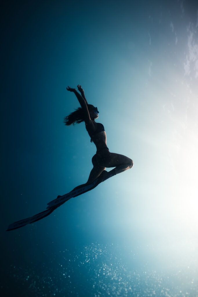 mujer en el mar realizando apnea deportiva en el mar