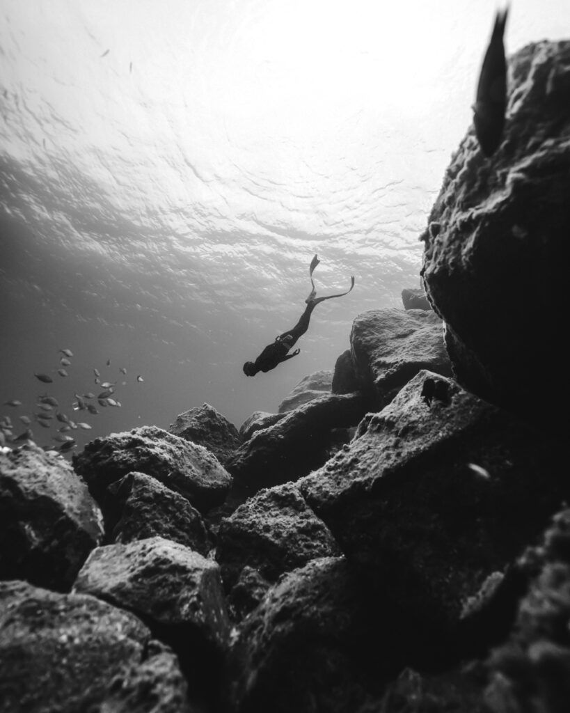 apnea en tenerife con la imagen de una persona bajando a las profundidades del fondo marino