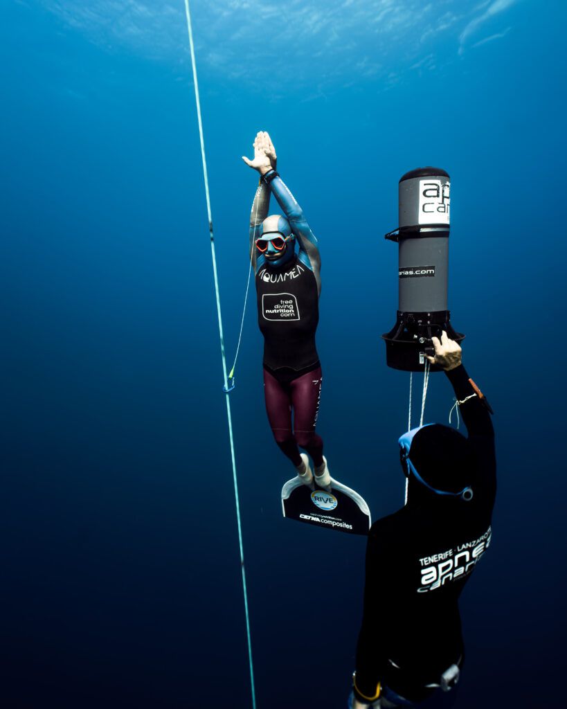 imagen subida apnea oceano marino